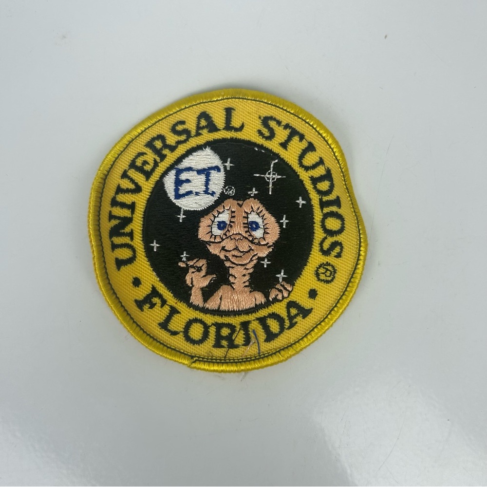 Universal Studios E.T. Pin And Patch Set - image 2